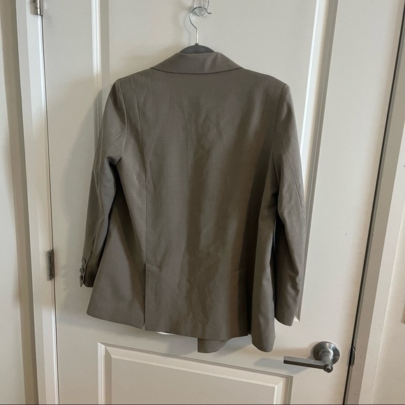 Wool-blend White Contrast Closure Blazer - Picture 13 of 16